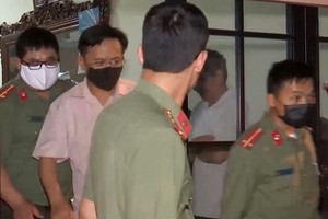 法警押送涉案嫌犯阮明科（左二）離開私宅。（圖源：警方提供）