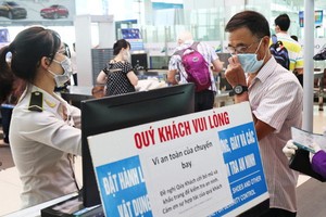 民眾在公共場所需佩戴口罩。（圖源：允和）