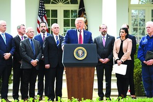 當地時間十三日，美國總統特朗普在白宮宣佈「國家緊急狀態」，應對新冠肺炎疫情。（圖源：互聯網）