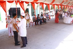 到場的賓客一律測量體溫。（圖源：PLO）