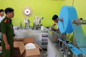 職能力量對藥心興有限公司的無證口罩生產車間進行突檢時的現場。（圖源：光雄）