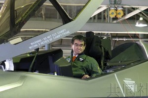 日本防衛相河野太郎15日訪問航空自衛隊三澤基地，視察了正在部署的最尖端隱形戰機F-35A，搭乘了停機狀態的戰機。（圖源：共同社）