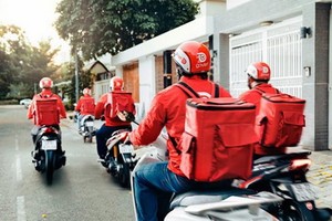 圖為 GoViet 外賣隊伍在送餐路上。（圖源：秋莊）