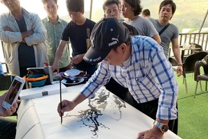 市美術協會特地安排人民藝人張路畫家引導水彩畫。