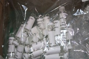 美國海關人員在洛杉磯機場截獲了一批假冒的新冠病毒檢測劑。 （圖源：CBP）