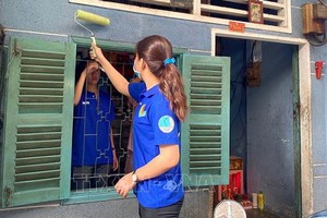 青年為貧戶粉刷住房。（圖源：越通社）