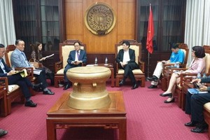 衛生部常務副部長阮清隆接見韓國代表團。（圖源：衛生部）