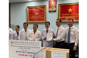 越中友誼深     患難見真情