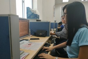 華文《西貢解放日報》員工參加出版工作。