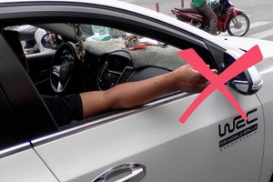 第十郡一人乘坐豪車抽煙並把煙吹到街上。