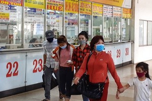 凡進入車站的乘客必須戴口罩。（圖源：VOV）