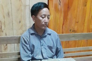 涉嫌販運毒品被抓的穆阿諸與毒品物證。。（圖源：蔡青）