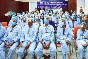 該精舍護法理事會代表與手術後患者合照。