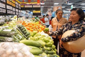 各家連鎖超市將必需品大減價以刺激購物需求。