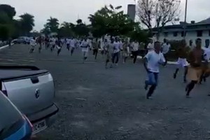 不滿因防疫取消放風，巴西聖保羅州監獄超1350名囚犯集體越獄。（圖源：網絡視頻截圖）