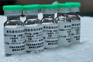由一所中國軍醫學院研究團隊研發的新型冠狀病毒疫苗已經通過了安全，有效性和品質監測，目前已經開始了批量生產的前期準備。（圖源：中國軍網）