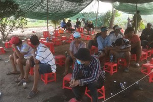 職能力量突擊“2合1”流動賭場，54名賭客被當場抓獲。（圖源：邑北）