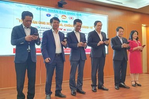 “全民資助新冠肺炎疫情防控工作”發送短信資助儀式。（圖源：L. Nguyễn）