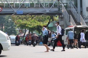 儘管附近有第五郡阮知方步行橋，但步行者仍橫過馬路。