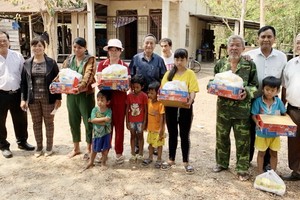 向高棉族同胞派發禮物。