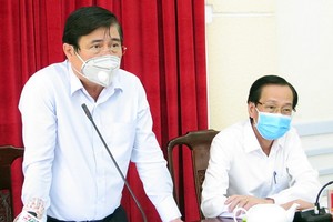 市人委會主席阮成鋒（左）在會上發言。（圖源：中山）