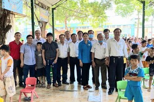 土龍木天后宮理事會探望故鄉人道中心時與該中心工作人員及小朋友們合照。