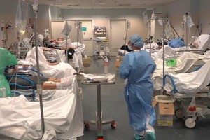 圖為意大利北部貝加莫省一間主要醫院的急症室實況。（圖源：Sky News）