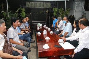 同塔省人委會昨晚(22)日召開防控疫情的緊急會議。（圖源：文姜）