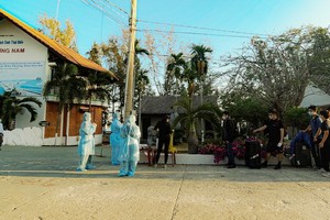 隔離者辦理手續入住南方度假村。（圖源：范阮）