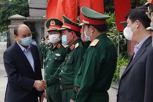 阮春福總理出席會議前與國防部領導握手。（圖源：黃陲）