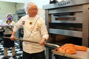 國際烘焙師高肇力製做營養麵包送給醫護人員。