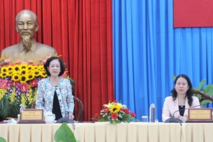 黨中央政治局委員、黨中央書記、中央民運部長張氏梅（左）在會上講話。（圖源：清創）