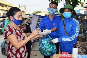 廣南省山城縣的一名居民以塑料垃圾換取防控新冠肺炎用品。（圖源：宏強）