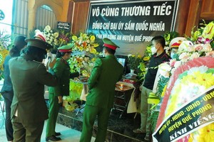 岑國義大尉的同僚們在其靈位前上香哀悼。