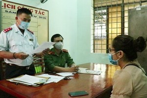 廣義省新聞與傳播廳監察署幹部向黎煌芳鴛宣讀處罰《決定》。（圖源：N.H）