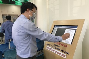 市民在查詢卷宗。（圖源：孟和）