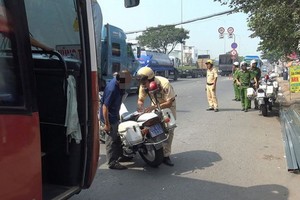 市交通檢查團對一輛違章停泊的巴士司機進行處罰。（圖源：明和）