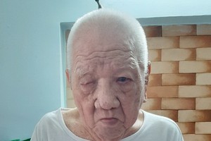 朱成老翁身體很衰弱。