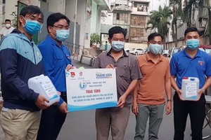 共青團市委代表向市民贈送抗菌洗手液。