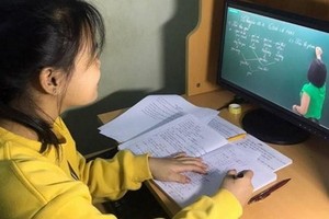 學生在上網課。（圖源：清和）