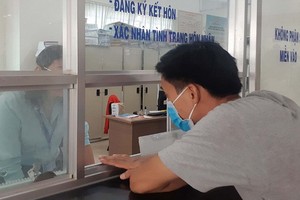 民眾到平盛郡平興和坊辦理戶籍登記手續。