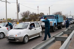 工作人員對入城車輛進行檢查。（圖源：新華社）