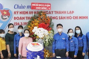 市委副書記武氏蓉（中）探望並祝賀共青團胡志明市市委。