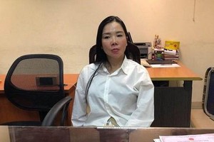 潛逃通緝令的嫌犯阮梅英終在河內市紙橋郡某家酒店落網。（圖源：夏玲）