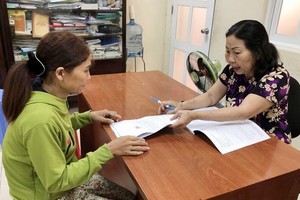 陳玉女律師（右一）指引一名婦女保護自己的權益。