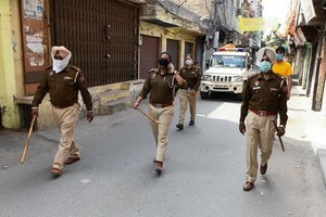印度旁遮普邦警方在街頭巡邏。（圖源：AFP）