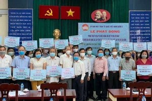 第五郡十五個坊、各華人會館、企業單位代表應邀參加時合影。