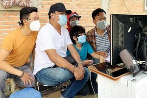 《麵包王》劇組在拍攝中要常佩戴口罩。