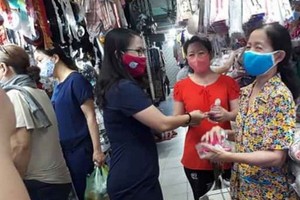 第十一郡婦聯會昨(30)日組團前往該郡各傳統市集進行宣傳及派發口罩。