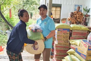 第九郡高新技術園區保安隊隊長阮江山向貧困民眾贈送禮物。